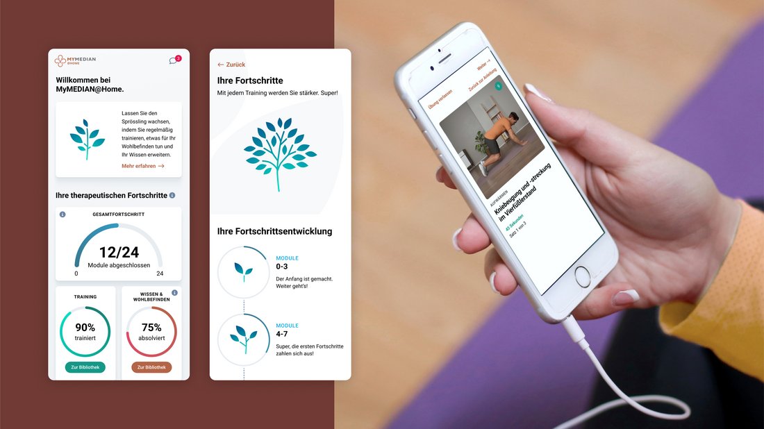 Smartphone-Nutzerin mit Kopfhörern verwendet eine Gesundheits-App. Auf dem Bildschirm werden Trainingsfortschritte, absolvierte Module und ein Übungsvideo angezeigt. Zwei Screenshots der App zeigen Fortschrittsanzeigen mit Grafiken, Prozentzahlen und motivierenden Texten zum therapeutischen Training mit MyMEDIAN@Home.