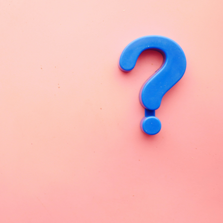 Ein leuchtend blaues, plastisches Fragezeichen auf einem sanft rosa-pastellfarbenen Hintergrund, das visuell die Kernfragen zur Cloud-Compliance und dem BSI C5-Testat im Gesundheitswesen symbolisiert.