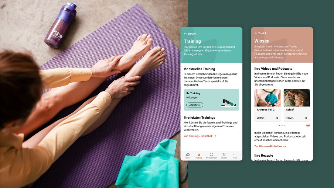 Frau dehnt sich auf einer lila Yogamatte neben einer Trinkflasche und Sporttasche. Daneben zeigt eine App zwei Screens: Der erste Bildschirm informiert über personalisierte Trainings mit Übungen und Fortschrittsverfolgung, der zweite über Gesundheitswissen mit Videos und Podcasts zu Themen wie Arthrose und Schlaf.