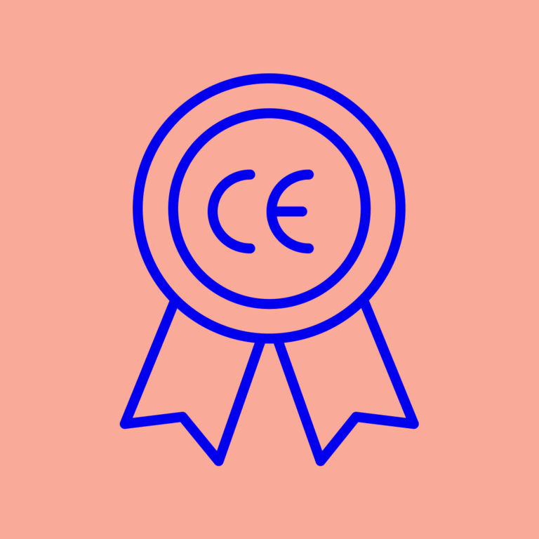 Blaues Icon eines Siegels mit CE-Kennzeichnung auf lachsfarbenem Hintergrund als Symbol für die ISO 13485-Zertifizierung von TWT Digital Health.