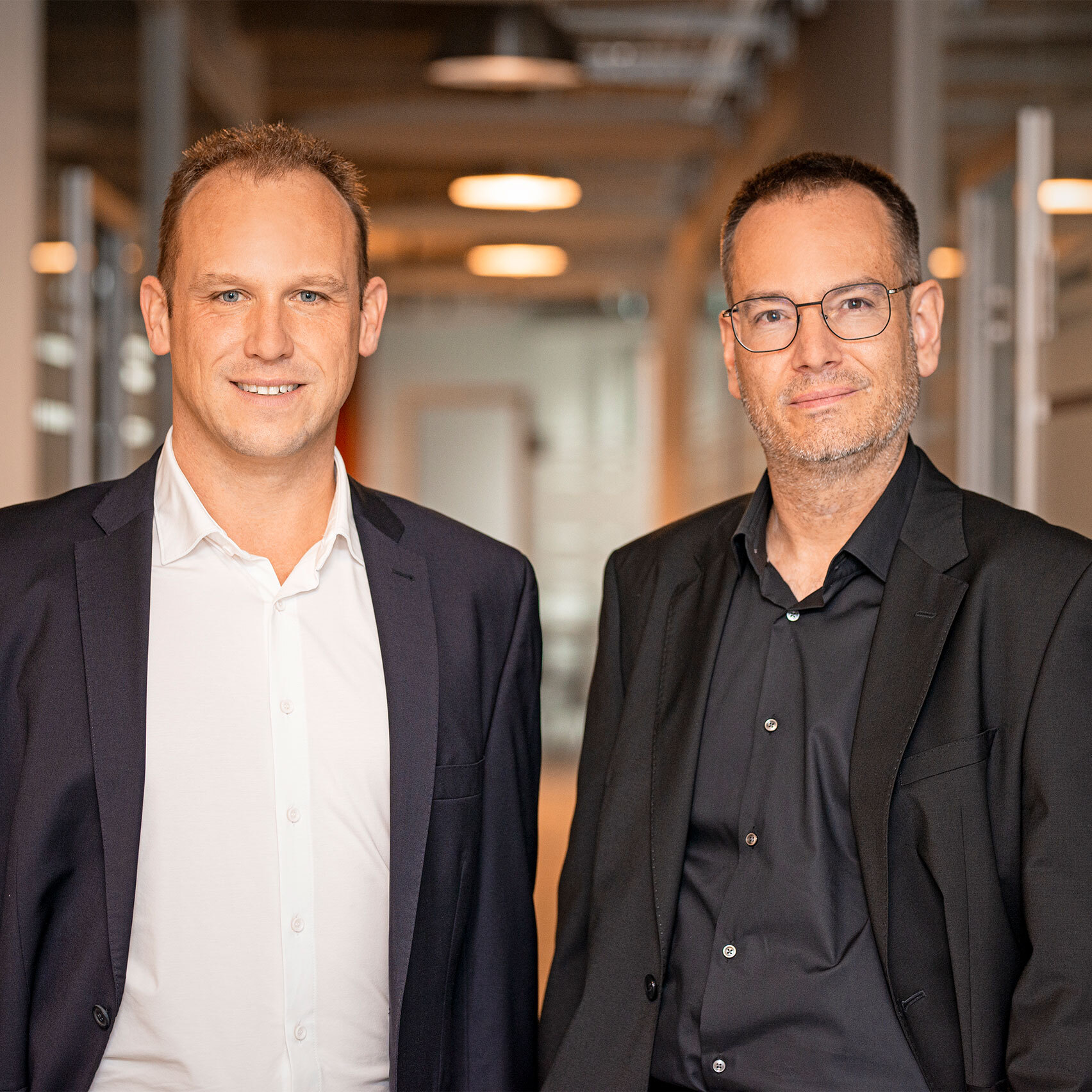 Die Geschäftsführer der TWT Health Marcel Kappestein (links) und Markus Tusche (rechts) stehen nebeneinander.